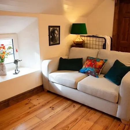 Cosy Apartment/ Explore The Area/enjoy Our Pub Apartman